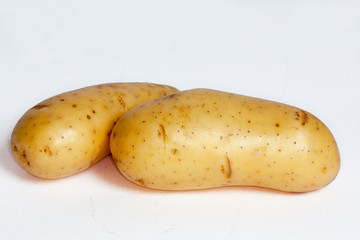 Pommes de terre en vrac sur fond blanc