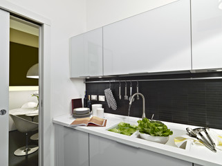 verdure sul piano di lavoro di una cucina moderna