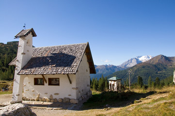 Fototapeta na wymiar Kapelle am Falzaregopass - Dolomiten - Alpen