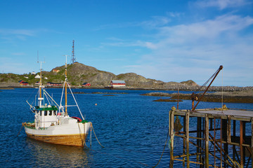 Fototapeta na wymiar Fishing boat by pier