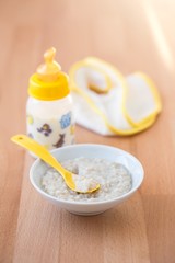 Fototapeta na wymiar Mleko dla niemowląt i kasza