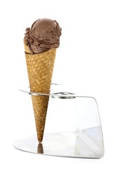 Waffel mit Schokoladeneis im Halter isoliert auf weißem Hintergrund	