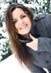 Modell Frau lächelt Winter