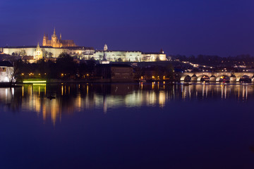 Obraz na płótnie Canvas Prag bei Nacht mit Karlsbrücke