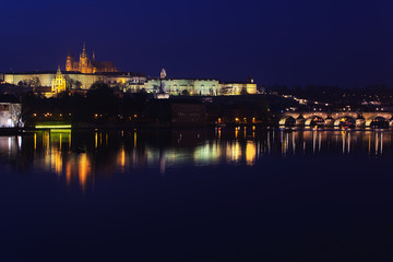Fototapeta na wymiar Prag bei Nacht mit Karlsbrücke