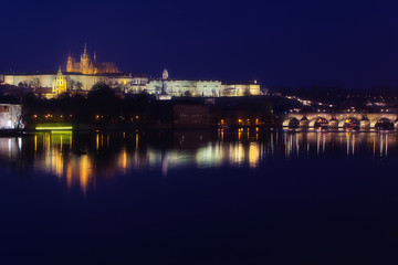 Fototapeta na wymiar Prag bei Nacht mit Karlsbrücke