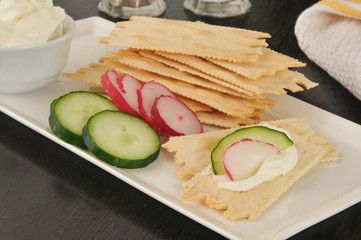 Flatbread crackers with cream cheese and vegetables
