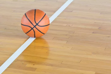 Papier Peint photo autocollant Sports de balle Basketball ball over floor in the gym