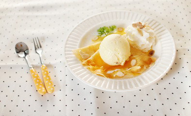ice cream with crepe