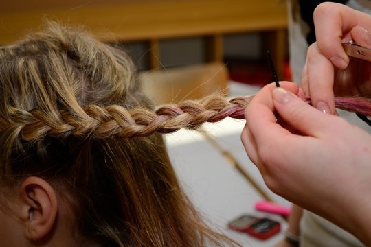 Teenager beim Friseur