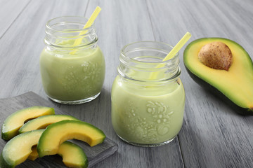 avocado frullato sfondo grigio