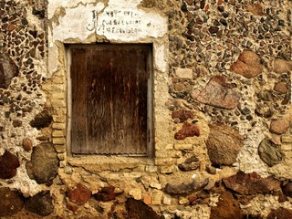 okno zabite deskami