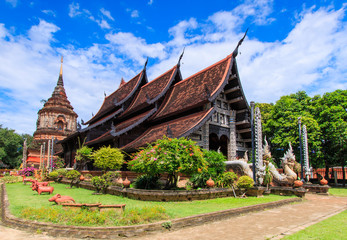 Fototapeta na wymiar Stary drewniany kościół w Wat Lok Molee w Chiang Mai w Tajlandii