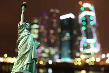 Fototapeta premium New York Statue of Liberty against night city