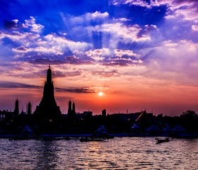 Fototapeta na wymiar Wat Arun w Bangkoku w Tajlandii