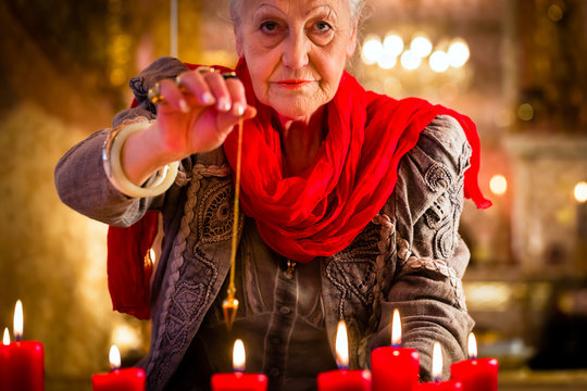 Hellseherin w&auml;hrend einer Seance mit Pendel
