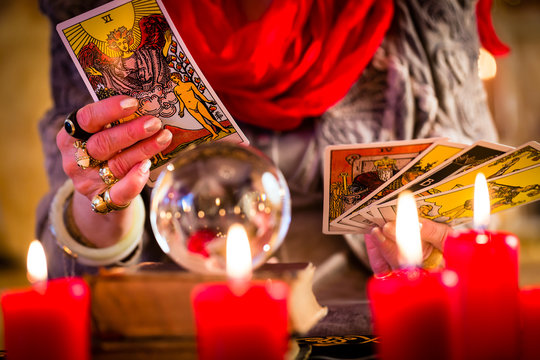 Hellseherin w&auml;hrend Seance mit Tarotkarten