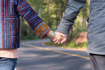 Obraz premium Lovers couple holding hands