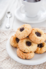 Delicious and crunchy rice cookies with jam