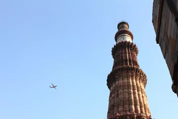 Foto op Plexiglas plane coming towards qutub minar © Amayra
