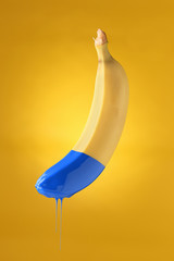 banan w niebieskiej farbie - obrazy, fototapety, plakaty