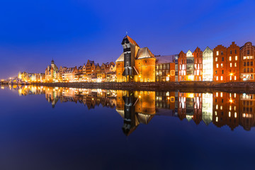 Fototapeta na wymiar Stare Miasto w Gdańsku z starożytnej d¼wigu w nocy, Polska