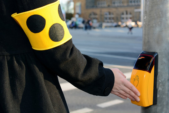 Blinde Frau bedient Ampel-Taste