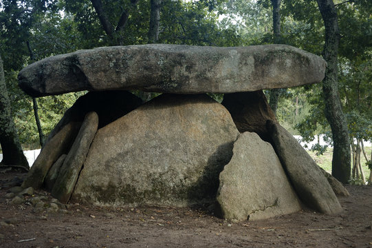 Dolmen de Axeitos (Ribeira, A Coru&ntilde;a) a pedra do mouro