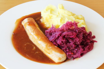 Oberl&auml;nder/Wollwurst sausage w/ red cabbage and mashed potato