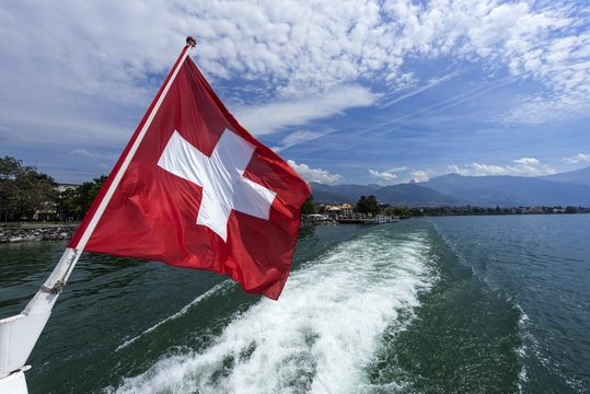 Schweizer Flagge in Montreux am Genfer See, Schweiz