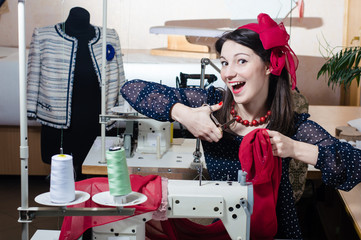 Funny young pinup woman with sewing machine - obrazy, fototapety, plakaty