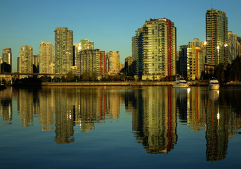 Fototapeta na wymiar Vancouver na zachodzie słońca widziany z parku Stanley, Kanada