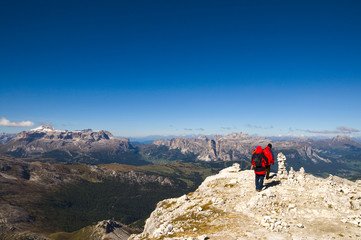 Bergsteiger mit Blick auf die Sellagruppe - Dolomiten