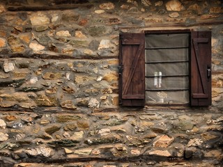 stare okno z kratami © Piotr Michniewicz