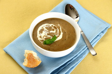 Precious mushroom cream soup with bread