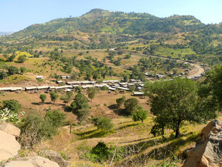 Fototapeta na wymiar Etiopska wieś w dolinie gór. Afryka.