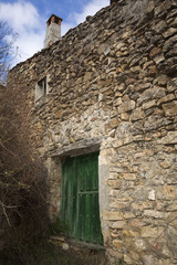Casa de pueblo con fachada de piedra