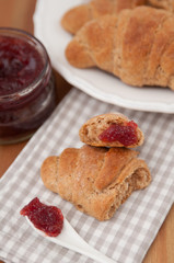 Vollkorn Croissants mit Marmelade zum Frühstück