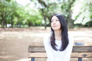 公園のベンチに座る女性