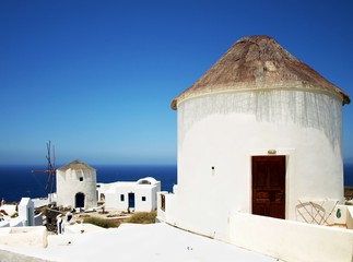 młyny ze strzechą na Santorini - obrazy, fototapety, plakaty