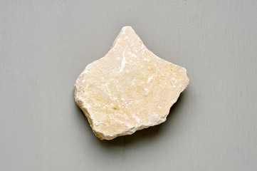 kalkstein auf grauem untergrund