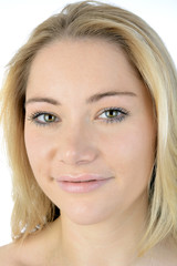 Hübsche blonde Frau lächelt
