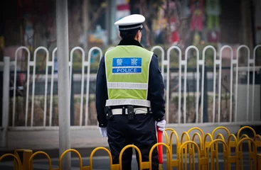 Cercles muraux Lieux asiatiques Agent de police de la circulation dans la rue à Pékin, Chine
