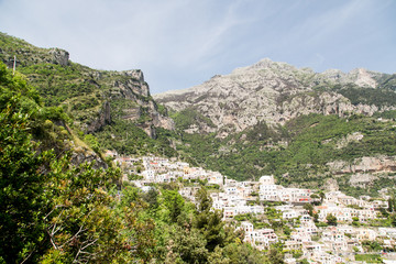 Fototapeta na wymiar Domy rozrzucone po wzgórzach, na Wybrzeżu Amalfi