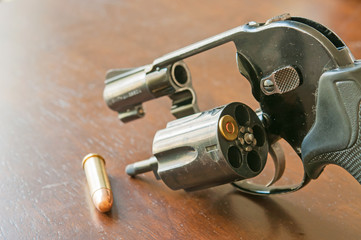 Obraz premium Gun and 9mm bullets on table