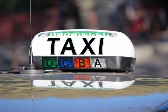 Enseigne de taxi ' libre ' : lampe allumée verte