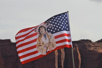 drapeau indien à monument Valley, Arizona