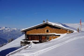 Verschneite Almhütte