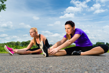Sport und Fitness - Junge Frauen beim Fitness im Park