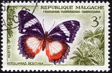 Fototapeta na wymiar Znaczek pocztowy z Madagaskaru, malgaskimi w języku francuskim, pokazując e